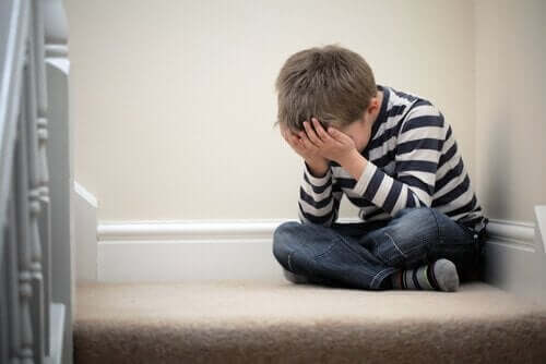 Załamany chłopiec - zmniejszyć uczucie niepokoju u dziecka