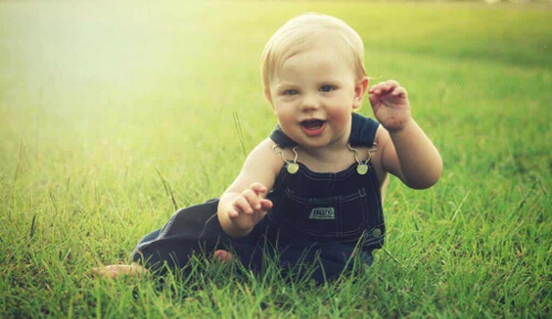 Dziecko na trawie