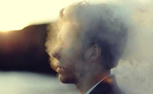 Głowa mężczyzny w dymie