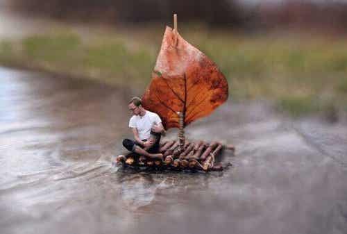 Mężczyzna na tratwie