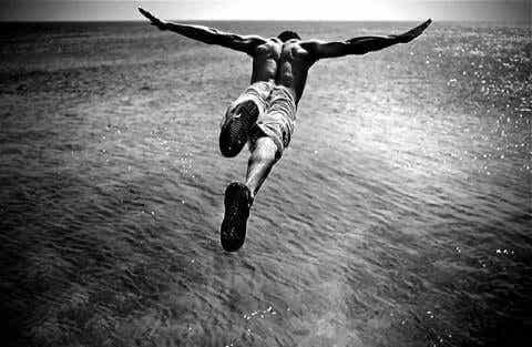 Mężczyzna skaczący do wody - neofil