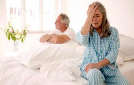 Obrażona para w łóżku - jak menopauza wpływa na popęd seksualny