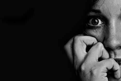 Przerażona dziewczyna