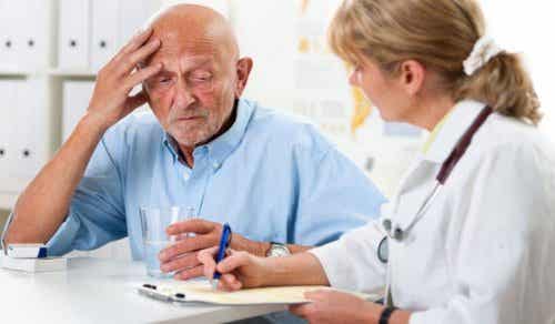 Starszy mężczyzna u lekarza - komunikacja z osobą z demencją
