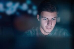Pornografia online i przemoc seksualna są ze sobą powiązane