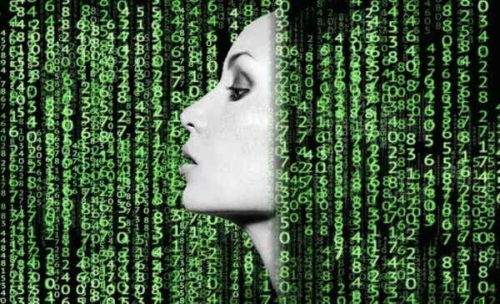 Twarz kobiety widoczna z profila pośród zielonego kodu programistycznego