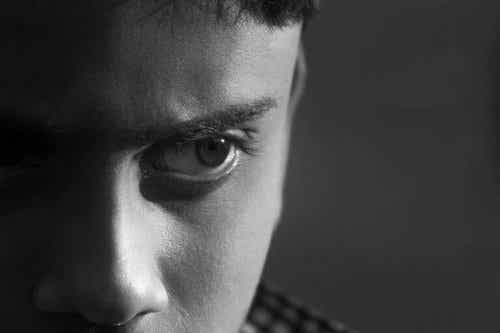 Zezłoszczony mężczyzna - nienawiść od pierwszego wejrzenia