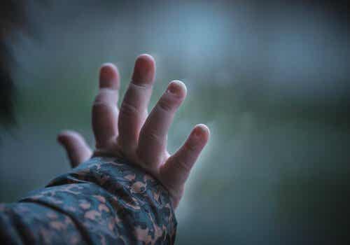 Dłoń dziecka na oknie - opowieść z zaświatów