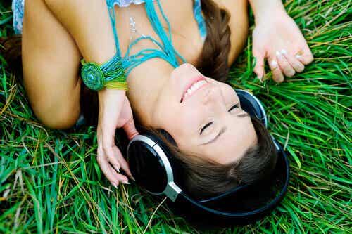 Kobieta słuchająca muzyki