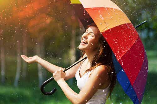 Kobieta śmiejąca się w deszczu - JOMO