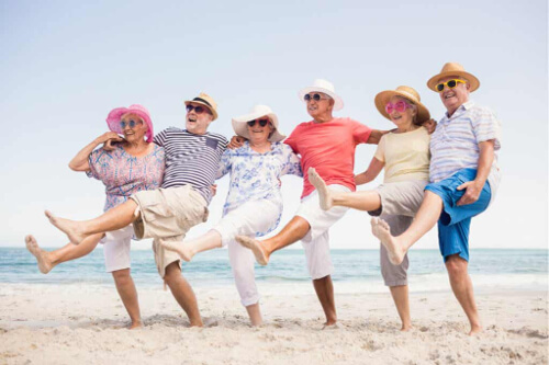 Starsi ludzie na plaży