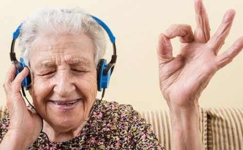 Starsza kobieta słuchająca muzyki