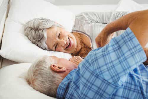 Starsza para w łóżku - wspólne starzenie się