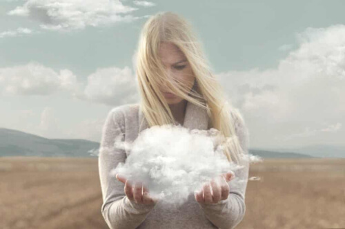 Kobieta trzyma chmurę