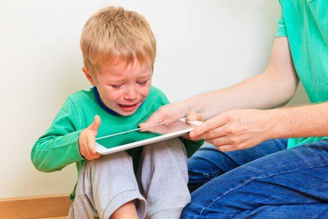 Elektronika pobudza dzieci i wpływa na ich nastrój