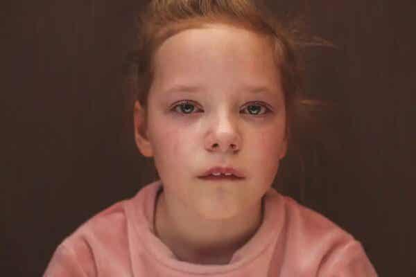 Smutna dziewczynka - jak wpływają na nas doświadczenia z dzieciństwa?