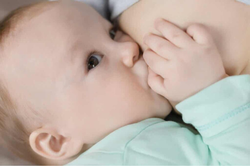 Dziecko przy piersi