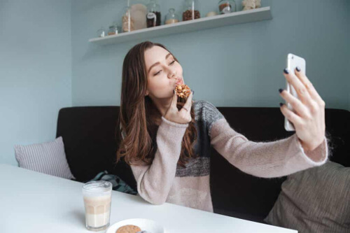 Kobieta robiąca selfie