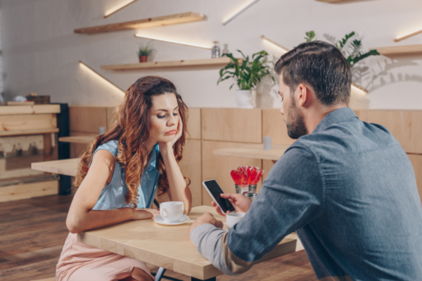 Co możesz zrobić, jeśli Twój partner częściej patrzy na swój telefon niż na Ciebie?