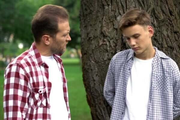 Kiedy nastolatki kłamią: co możesz zrobić?