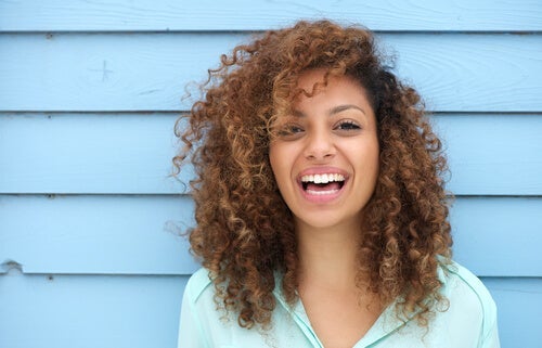 Uśmiech — dlaczego tak bardzo wpływa na nasze samopoczucie?