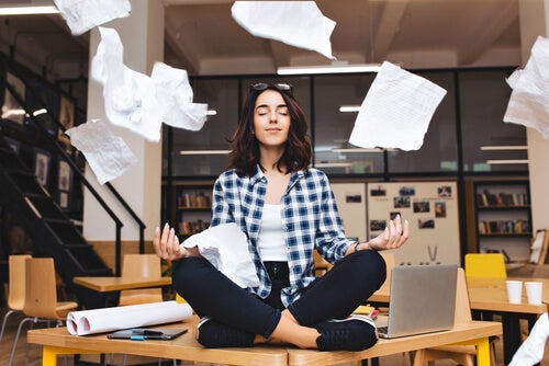 Ćwiczenie uważności – w jaki sposób pomaga zredukować stres w pracy