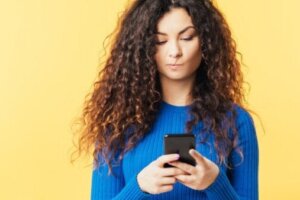 Curving: ukryte odrzucenie w mediach społecznościowych