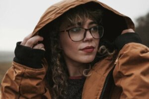 Osobliwi ludzie – dlaczego wydają się być tak atrakcyjni?