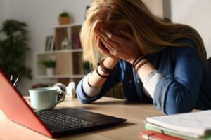 Szum informacyjny i niepokój: jak są ze sobą powiązane?