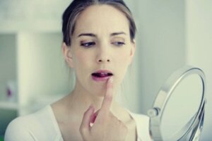 Opryszczka spowodowana stresem: emocje, które zamieniają się w pęcherze
