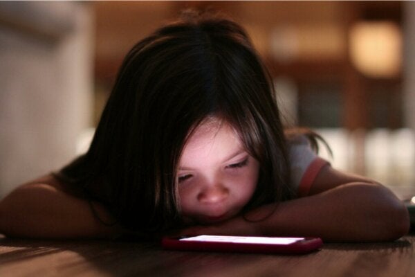 Nadmierne używanie ekranów elektronicznych może powodować depresję u dzieci
