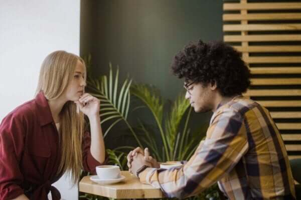 Pauzy podczas rozmowy - czy są niezręczne?