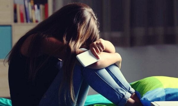 Media społecznościowe wpływają na zdrowie psychiczne dziewcząt bardziej niż chłopców