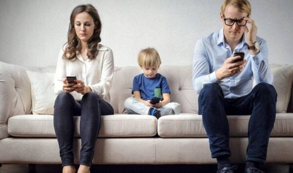 Rodzice uzależnieni od telefonów komórkowych i ich dzieci