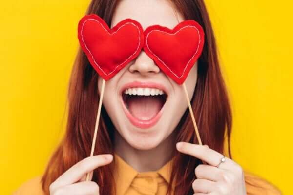 Co dzieje się z Twoim mózgiem, gdy się w kimś podkochujesz?