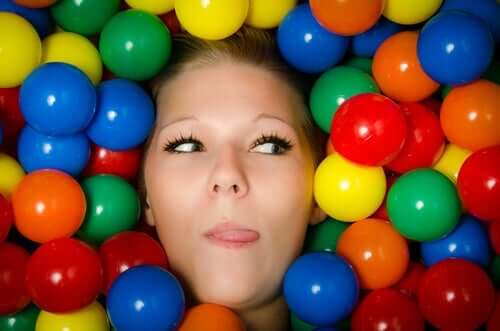 Infantylizacja społeczeństwa: dlaczego dorośli zachowują się jak dzieci