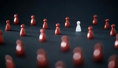 Czym jest rasizm awersyjny i jak go uniknąć?