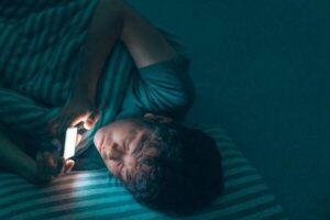 Używanie telefonów komórkowych w nocy i zagrożenia z tym związane