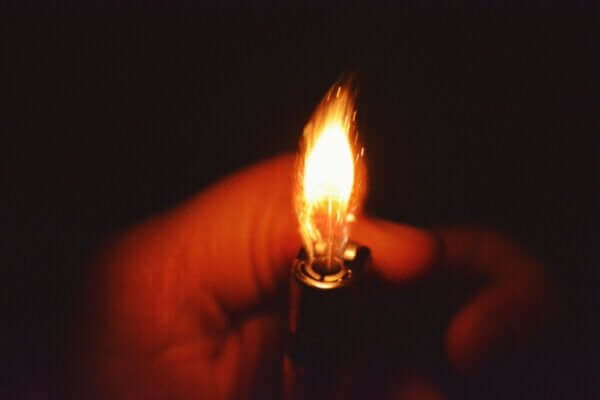 Wdychanie gazu do zapalniczek: niebezpieczny trend wśród młodych