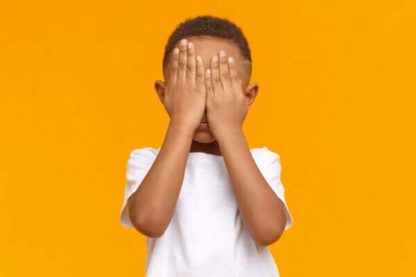 Nieśmiałe dziecko - 5 błędów popełnianych przez rodziców