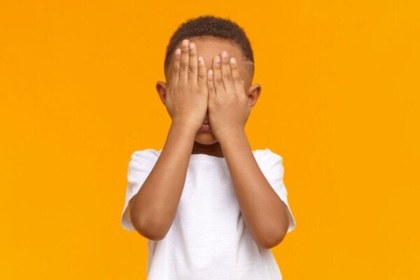 Nieśmiałe dziecko - 5 błędów popełnianych przez rodziców