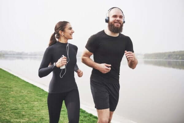 Para uprawiająca jogging - kampania zdrowia psychicznego Every Mind Matters